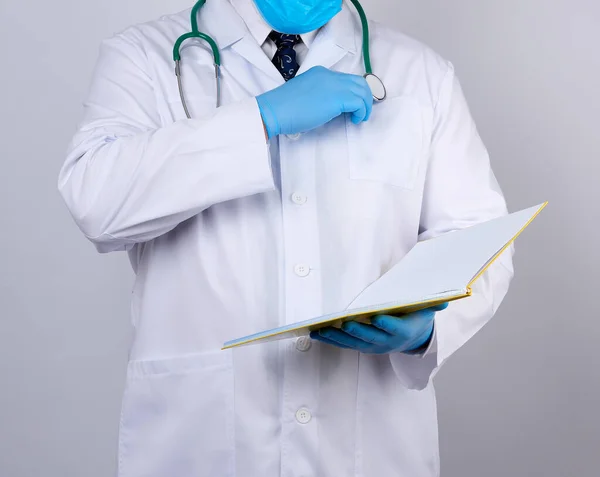 Arzt Weißem Mantel Mit Knöpfen Mit Blauen Sterilen Handschuhen Der — Stockfoto