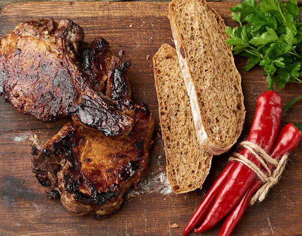 Steak Babi Panggang Pada Tulang Atas Papan Dapur Roti Tepung — Stok Foto