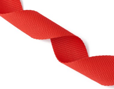 Kemerler için bükülmüş kırmızı tekstil bandı ve beyaz arka planda izole edilmiş çantaların kulpları