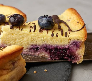 Siyah tabakta pişmiş süzme peynirli güveç, yakın plan, lezzetli ve sağlıklı tatlı.