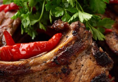 Kemiğe ızgara domuz eti, yakın çekim.