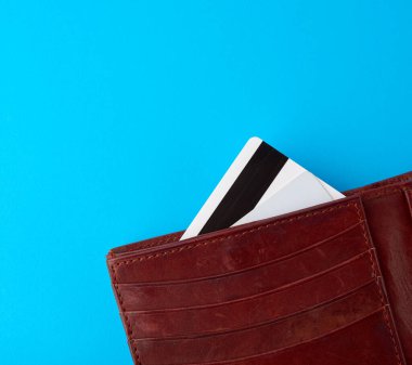 Kahverengi deri cüzdan, plastik banka kartları, mavi arka plan, kapat