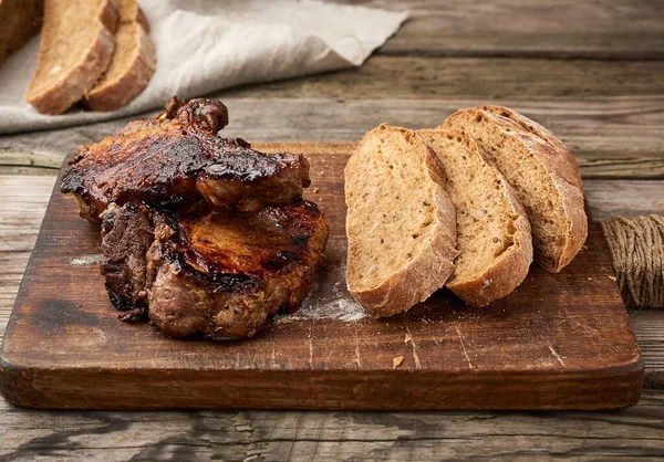 Grilované Vepřové Steaky Kosti Kuchyňské Řezací Desce Pečený Plátky Žitné — Stock fotografie