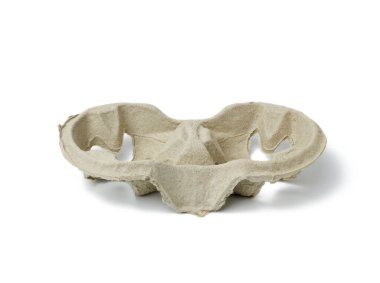 Beyaz arka planda izole edilmiş iki fincanda hazır içecek için kağıt tepsi, kapat.