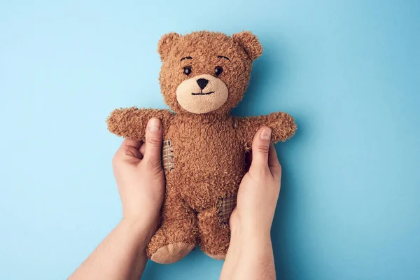 Deux Mains Féminines Tiennent Petit Ours Peluche Marron Sur Fond — Photo