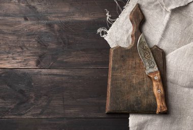 boş eski ahşap kesme tahtası ve eski model bıçak masanın üstünde, üst manzara