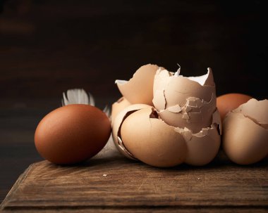 Kahverengi çiğ tavuk kabuğu ahşap bir masada, klasik tonlama, kapat.