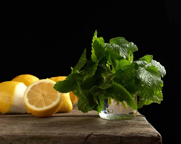 Gelbe Reife Zitrone Und Ein Bund Frische Grüne Minze Auf — Stockfoto