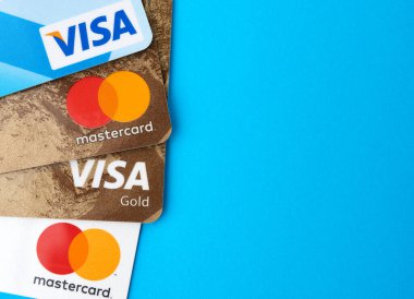 Kherson, Ukrayna - 22 Nisan 2020: Plastik kartlarda Visa ve Mastercard logoları, mavi arka plan, dünyanın iki büyük finans şirketi,