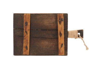 çok eski kahverengi dikdörtgen ahşap mutfak kesme tahtası, beyaz arka planda izole mutfak aletleri.