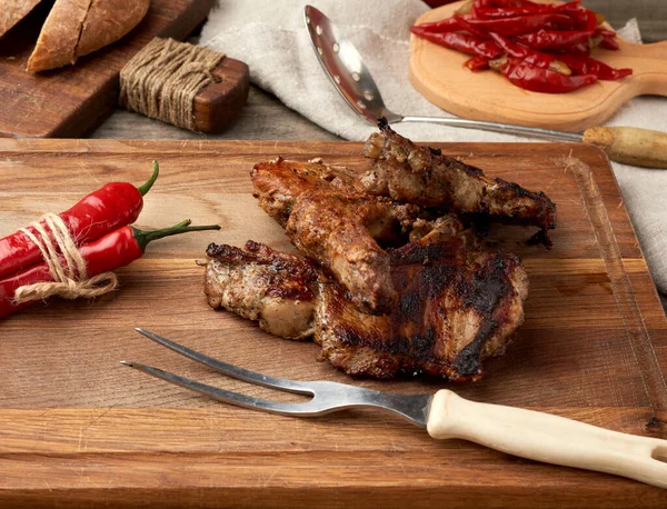 Steak Babi Panggang Atas Tulang Atas Papan Dapur Dipanggang Irisan — Stok Foto