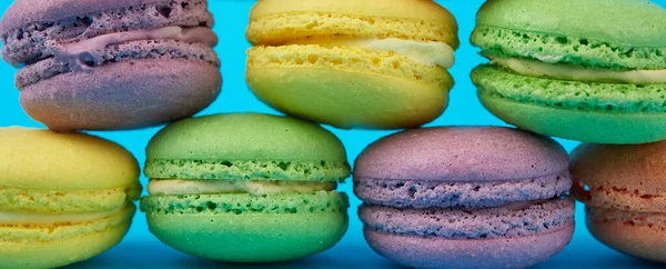 Tortas Macarrones Horneados Redondos Multicolores Sobre Fondo Azul Pancarta — Foto de Stock