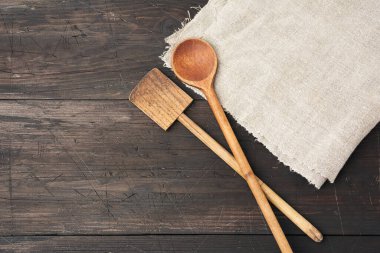Tahtalardan, üst manzaradan, kopyalama alanından kahverengi ahşap arka planda boş tahta kaşık ve spatula