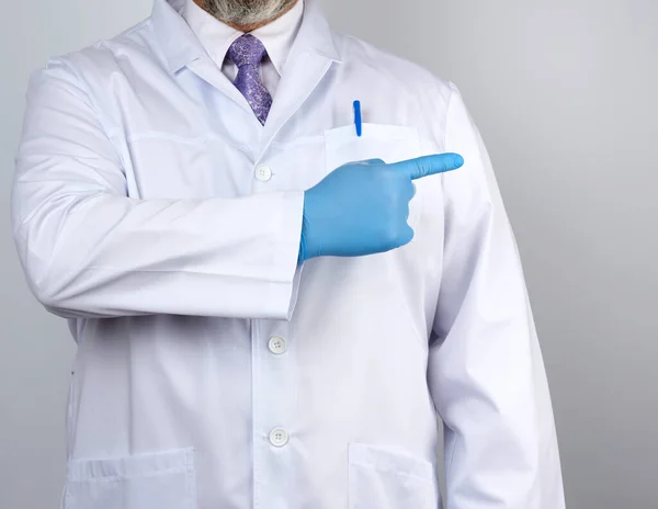 Homem Médico Casaco Branco Com Botões Mãos Usando Luvas Estéreis — Fotografia de Stock