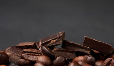 Koyu çikolata parçaları ve kavrulmuş Robusta kahvesi, kopyalama alanı.