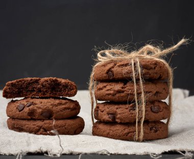 Yuvarlak çikolatalı kurabiye yığını. Kara tahtada iple bağlanmış, lezzetli bir tatlı.