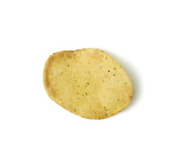 Kurumuş dereotlu patates cipsi beyaz arka planda izole edilmiş, yakın plan.