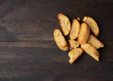Fırında pişmiş İtalyan bademli bisküvisi, cantuccini kurabiyeleri geleneksel İtalyan Noel 'i, yeni yıl kuru kurabiyeleri. Kahverengi ahşap arka planda pişirme, boşluğu kopyala