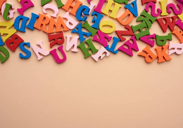 Veelkleurige Houten Letters Van Het Engelse Alfabet Beige Achtergrond Bovenaanzicht — Stockfoto