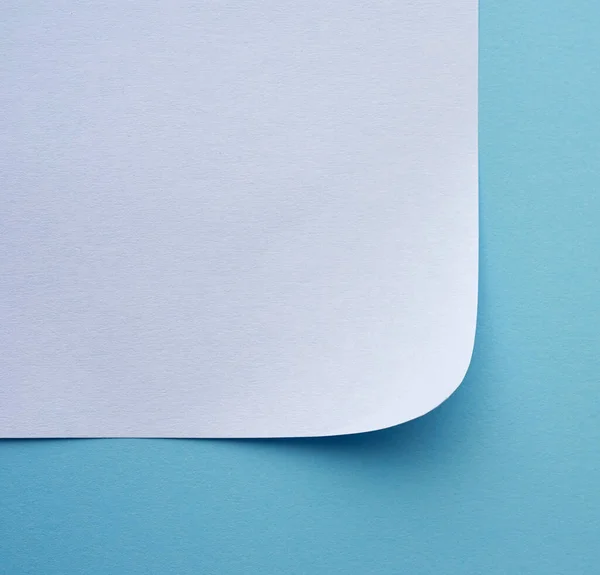 Τυλιγμένο Φύλλο Λευκού Χαρτιού Μπλε Φόντο Μακροεντολή Κορυφαία Προβολή — Φωτογραφία Αρχείου
