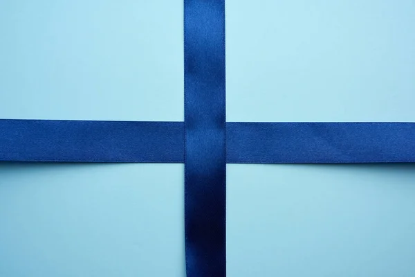 Синя Шовкова Стрічка Схрещена Синьому Фоні Імітація Прив Язування Подарунка — стокове фото