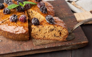 fındıklı, meyveli, ahşap kahverengi masalı fırınlanmış sünger kek.