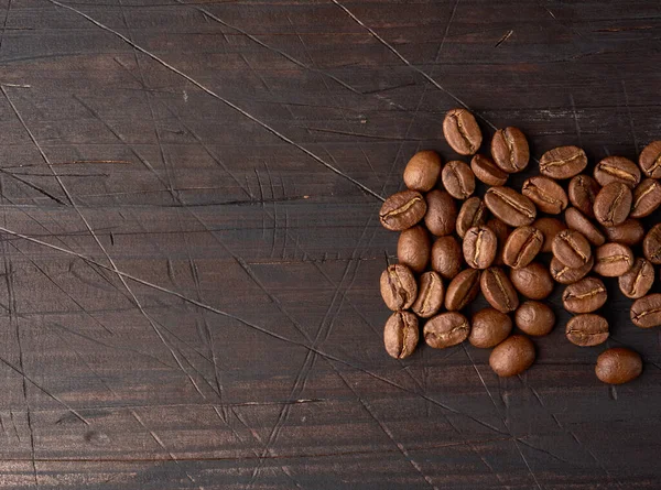 烤阿拉伯咖啡豆 放在木制桌子上 黑色背景 刻有名字的地方 — 图库照片