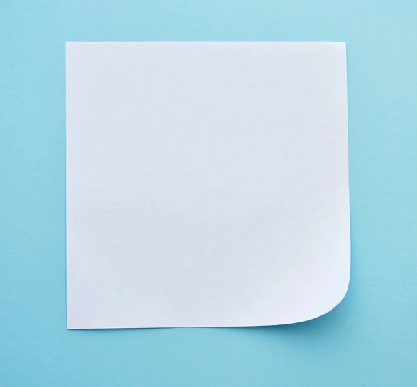 Quadratisches Blatt Papier Mit Gebogener Ecke Auf Blauem Hintergrund Platz — Stockfoto
