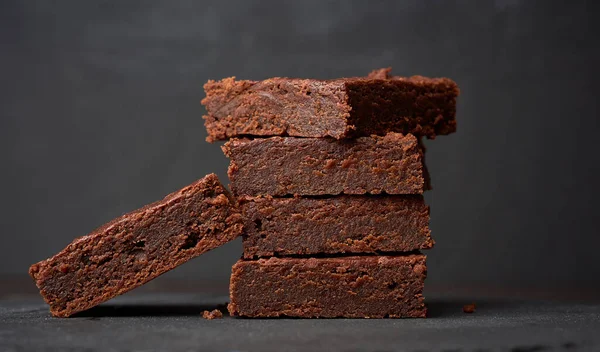 Стопка Квадратних Запечених Шматочків Шоколадного Торта Брауні Чорному Фоні Смачний — стокове фото