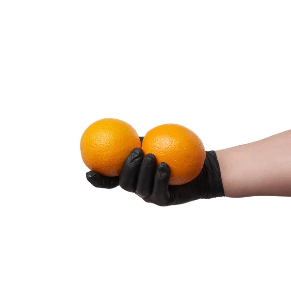 黒のラテックス手袋に手を2ラウンド熟したオレンジを保持し 体の一部は白い背景に隔離され 安全な食品の配達の概念 — ストック写真