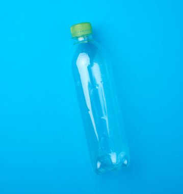 boş şeffaf plastik şişe mavi arka planda, üst görünümde