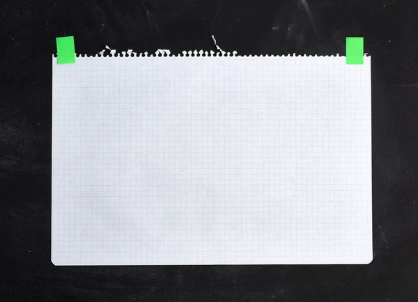 Leeres Weißes Blatt Kariertes Papier Mit Klettverschluss Auf Schwarze Kreidetafel — Stockfoto