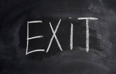 Siyah tebeşir tahtasında beyaz tebeşirle çıkış, kapat