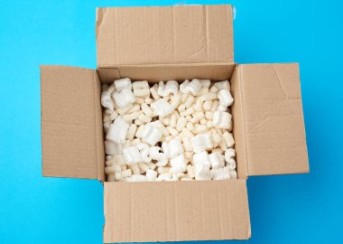 Eşya taşımak için beyaz köpüklü kahverengi karton kutu, üst görünüm
