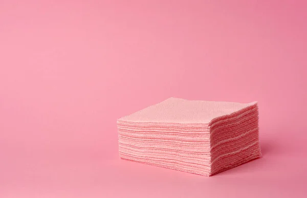 Tumpukan Kertas Disposable Pink Dilipat Serbet Persegi Pada Latar Belakang — Stok Foto