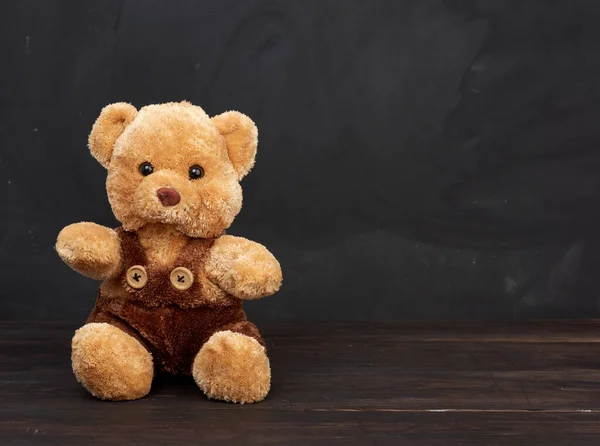 Oso Peluche Marrón Sienta Una Mesa Madera Marrón Detrás Una — Foto de Stock