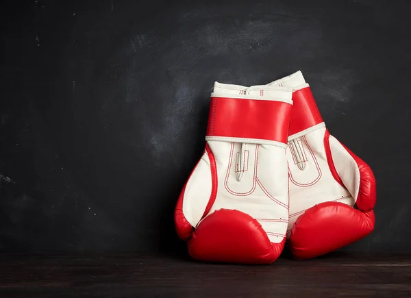Pár Červenobílých Kožených Boxerských Rukavic Černém Pozadí Sportovní Výbava Místo — Stock fotografie