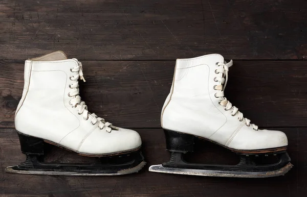 Paar Witte Leren Schaatsen Voor Kunstschaatsen Een Bruine Houten Achtergrond — Stockfoto