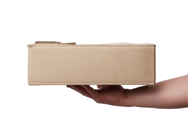 Mão Segura Uma Caixa Papelão Marrom Papel Fundo Isolado Branco — Fotografia de Stock