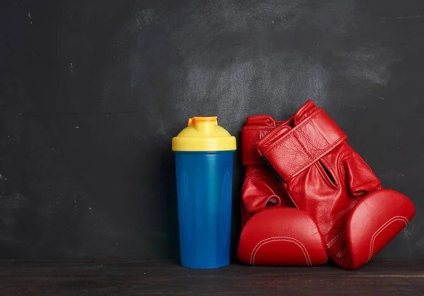 Paire Gants Boxe Cuir Rouge Bouteille Plastique Bleu Sur Fond — Photo