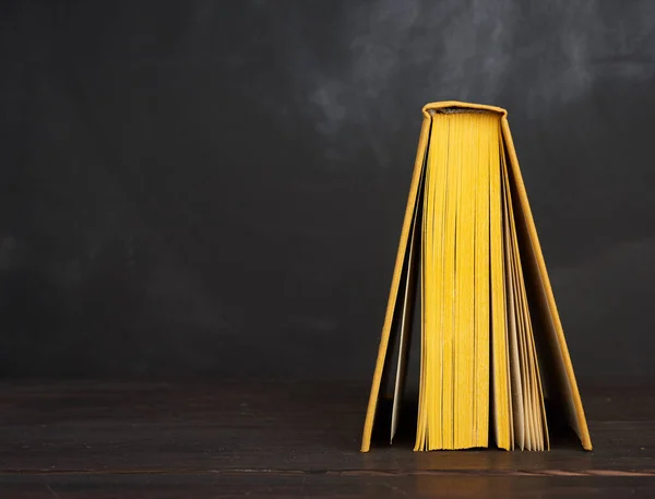 Libro Abierto Tapa Dura Amarilla Contra Una Pizarra Tiza Negra — Foto de Stock