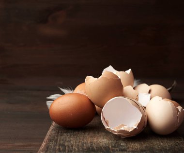 Kahverengi çiğ tavuk kabuğu ahşap bir masada, klasik tonlama, kapat.