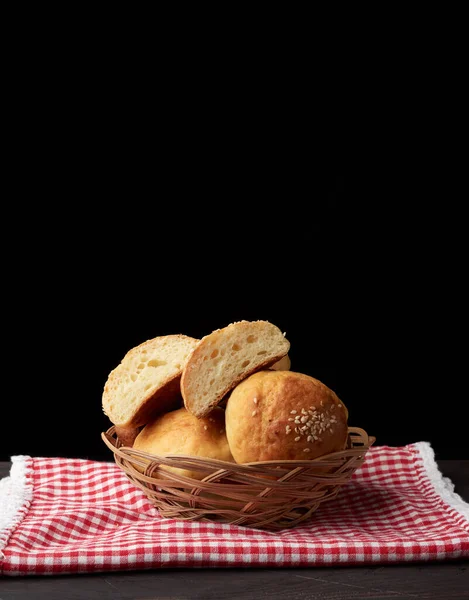 Pão Redondo Assado Com Sementes Gergelim Fundo Preto Cozimento Casa — Fotografia de Stock