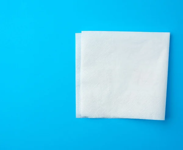 蓝色背景的白纸餐巾纸 登记地点 顶视图 — 图库照片