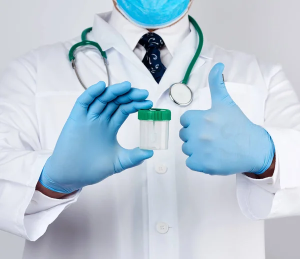Lékař Bílém Plášti Modrých Sterilních Latexových Rukavicích Drží Plastovou Nádobu — Stock fotografie