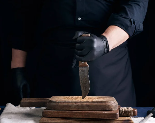 Chef Uma Camisa Preta Luvas Látex Preto Detém Uma Faca — Fotografia de Stock