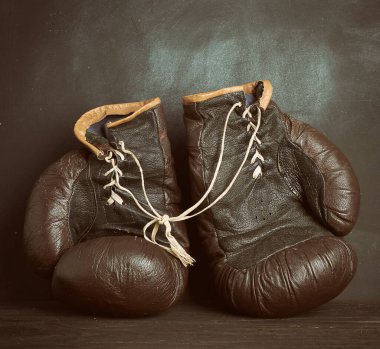 Siyah arka planda kahverengi deri boks eldivenleri, spor ekipmanları, kopyalama alanı