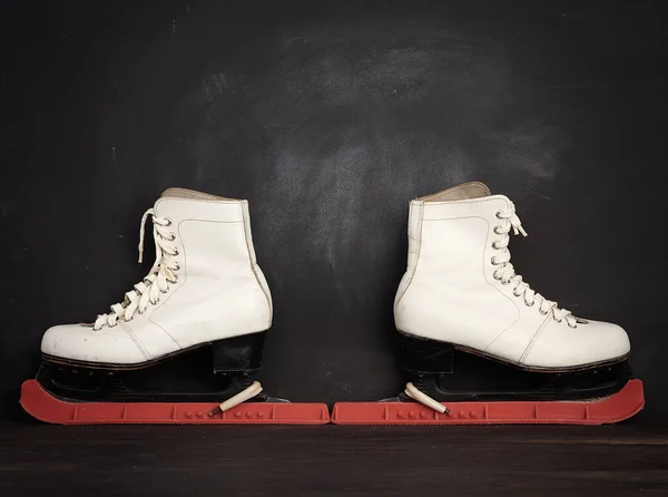 Weiße Lederschlittschuhe Für Eiskunstlauf Ständer Auf Braunem Holzgrund Sportgeräte Kopierraum — Stockfoto