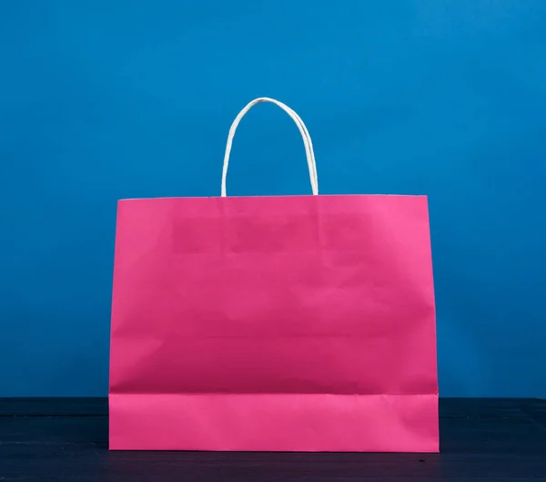 Ροζ Χάρτινη Τσάντα Χερούλι Για Ψώνια Και Δώρα Μπλε Φόντο — Φωτογραφία Αρχείου