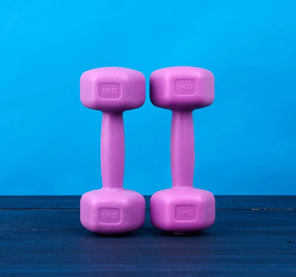 Růžové Plastové Činky Jednom Kilogramu Modrém Pozadí Sportovní Výbava — Stock fotografie